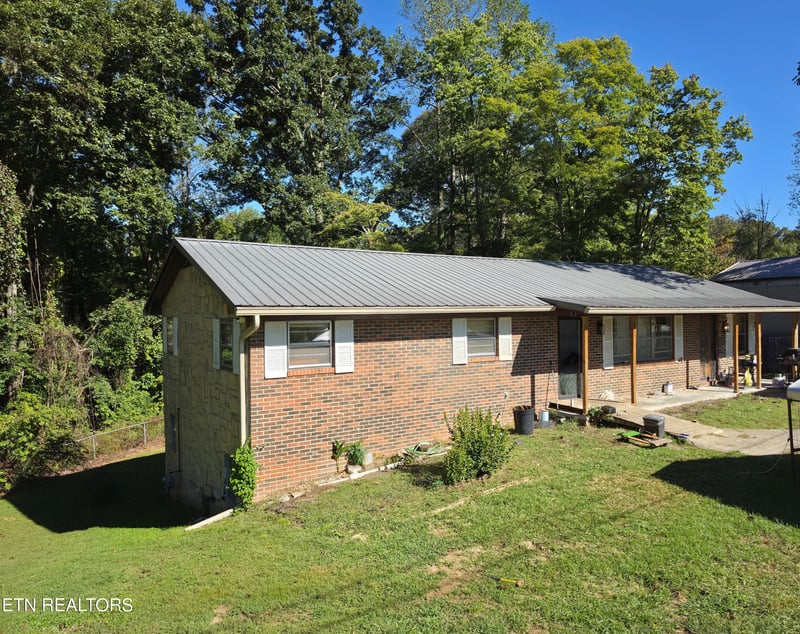 142 Oak Cir, Rocky Top, TN 37769