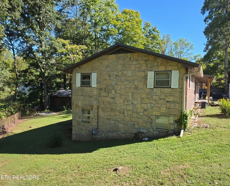 142 Oak Cir, Rocky Top, TN 37769