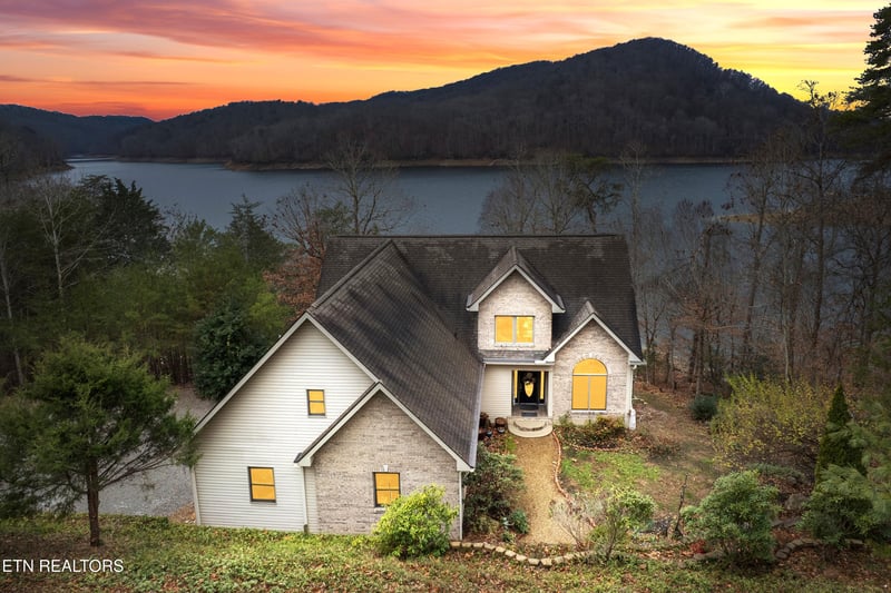 1420 Lakeview Dr, Sharps Chapel, TN 37866