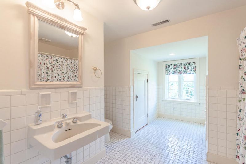 1420 Sharps Ridge Ln, Lafollette, TN 37766