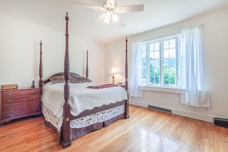 1420 Sharps Ridge Ln, Lafollette, TN 37766
