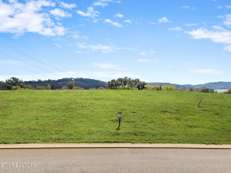 1421 Mockingbird Ln, Loudon, TN 37774