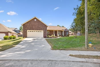1422 Tainan Dr, Maryville, TN 37804