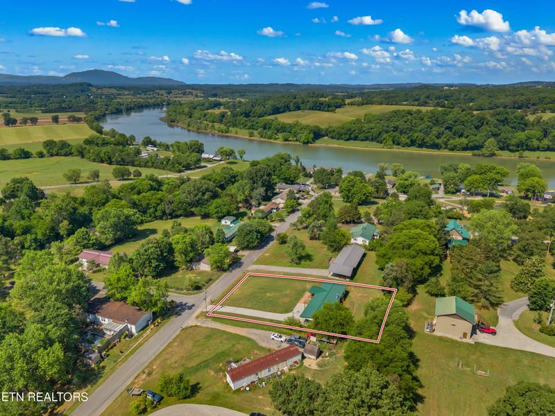1424 River Breeze Dr, Sevierville, TN 37876
