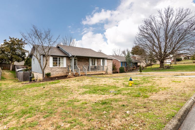 1427 Cedar Park Dr, Maryville, TN 37803