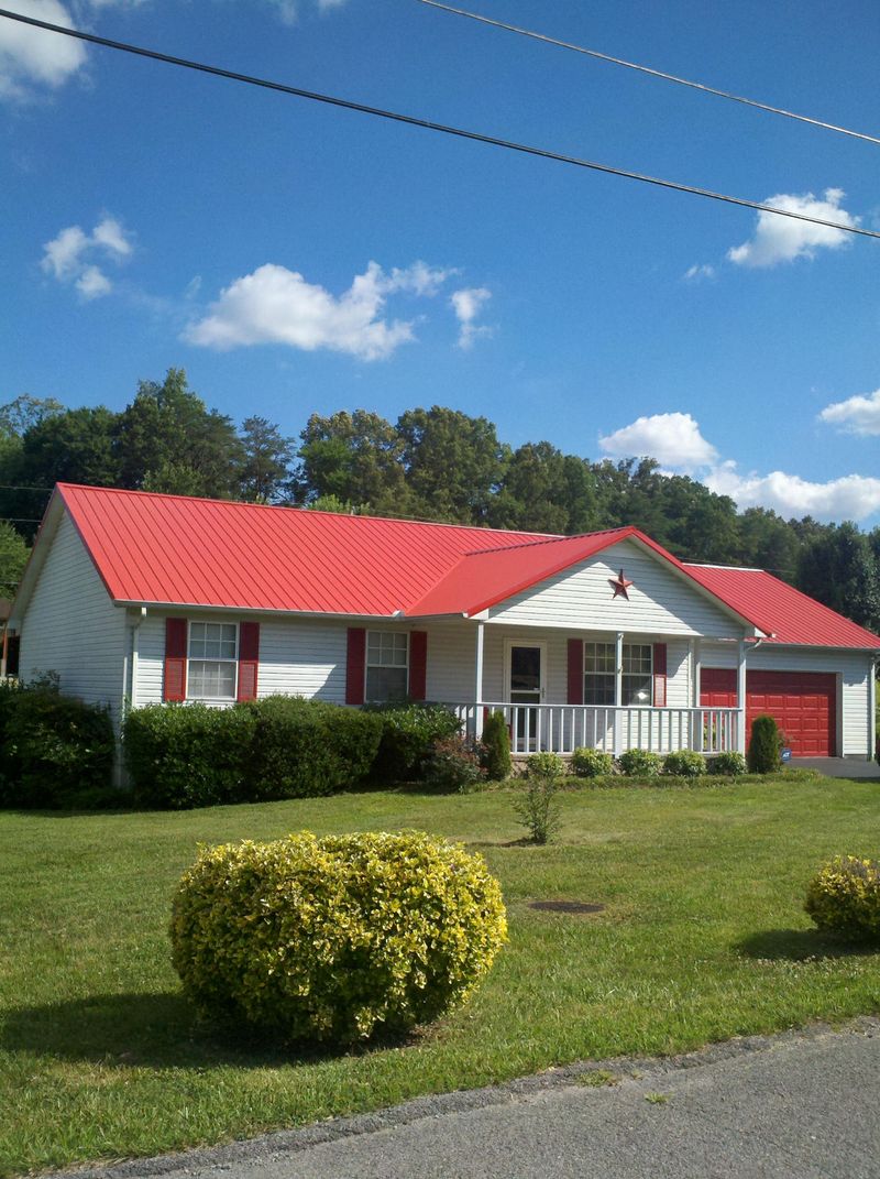 143 Ali Ln, Jacksboro, TN 37757