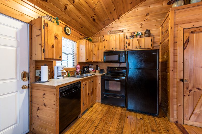 1430 School House Gap Rd, Sevierville, TN 37876