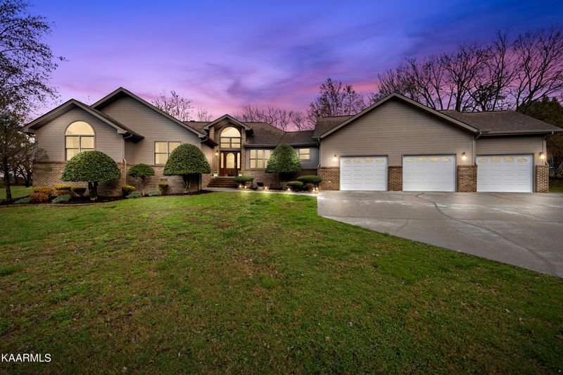 1432 Middle Creek Rd, Sevierville, TN 37862
