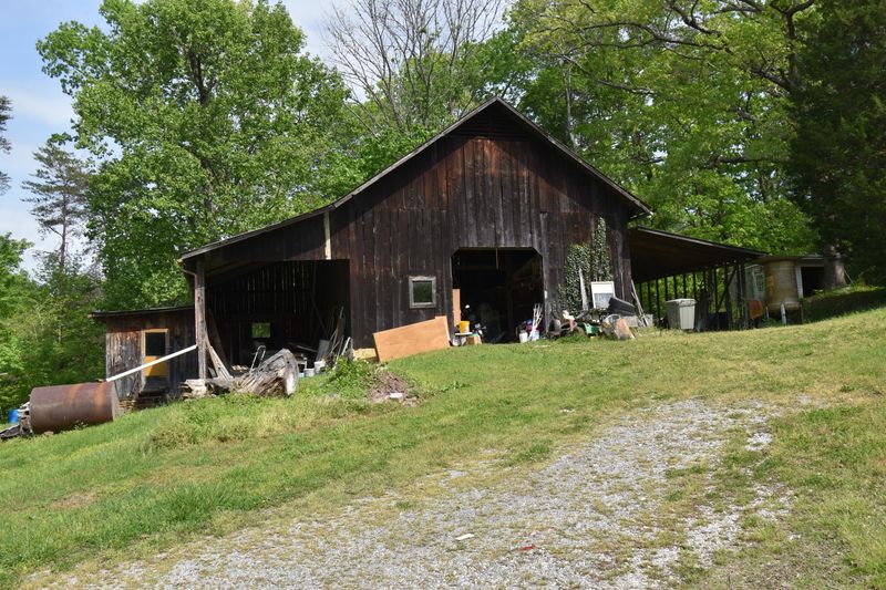 1435 Clinton Hwy, Clinton, TN 37716