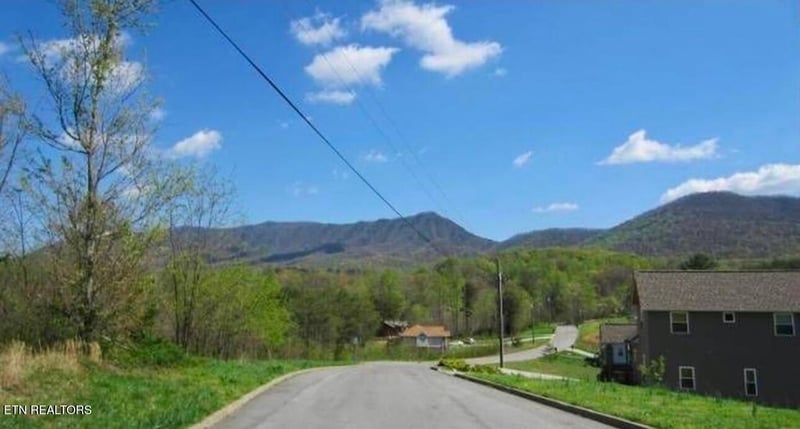 144 Burning Oaks Dr, Sevierville, TN 37876