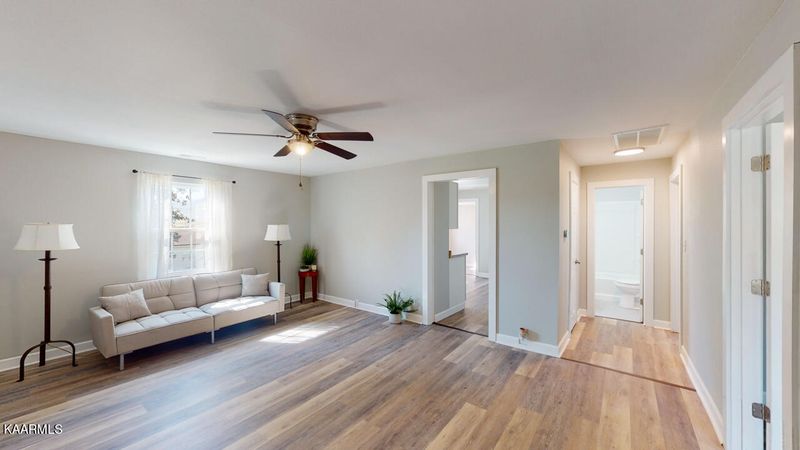144 Foster Ave, Harriman, TN 37748