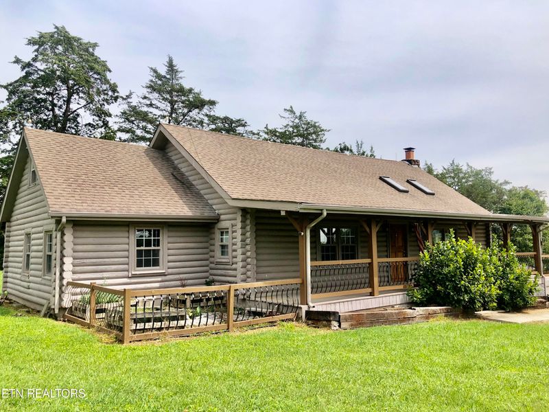 144 Log Home Ln, Lafollette, TN 37766