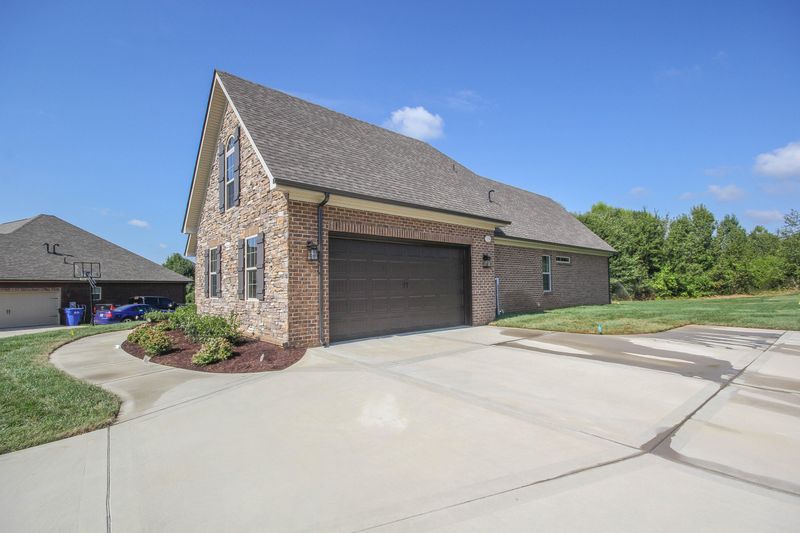 1445 Edenbridge Dr, Alcoa, TN 37701