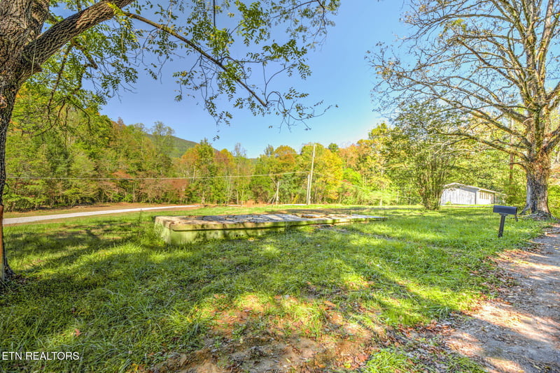 1446 Cove Ln, Oliver Springs, TN 37840