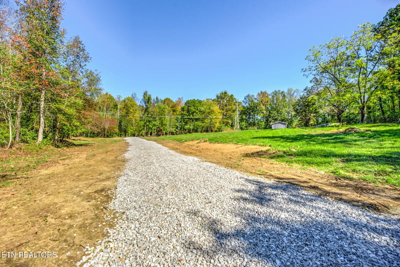 1446 Cove Ln, Oliver Springs, TN 37840