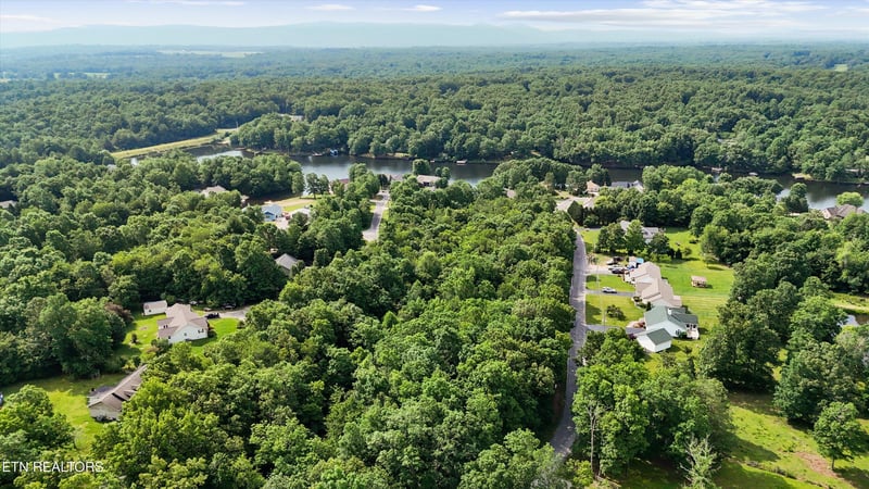 1448 War Eagle Dr, Crossville, TN 38572
