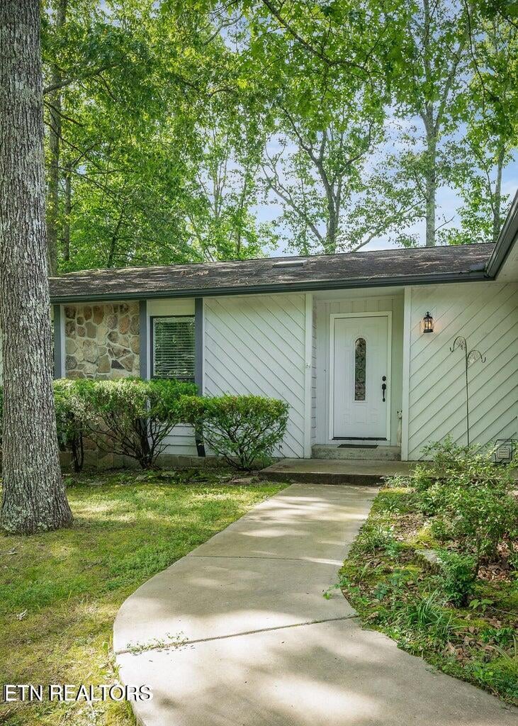 145 Anglewood Dr, Crossville, TN 38558