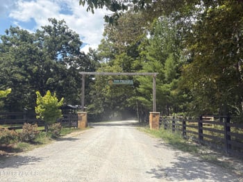 145 Black Bear Ln, Sunbright, TN 37872