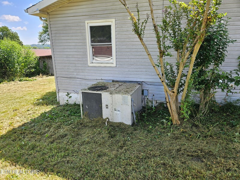 145 Crabtree Ln, Caryville, TN 37714