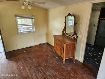 145 Crabtree Ln, Caryville, TN 37714