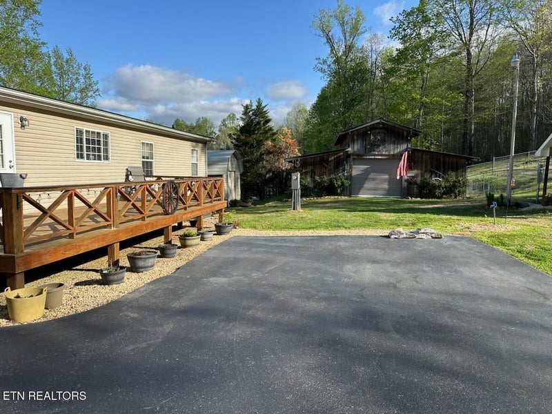 145 Liles Ln, Rocky Top, TN 37769