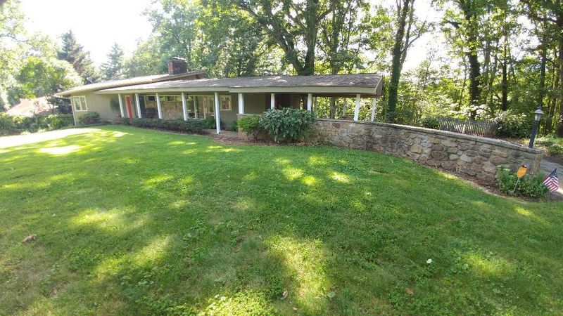 145 N Seneca Rd, Oak Ridge, TN 37830