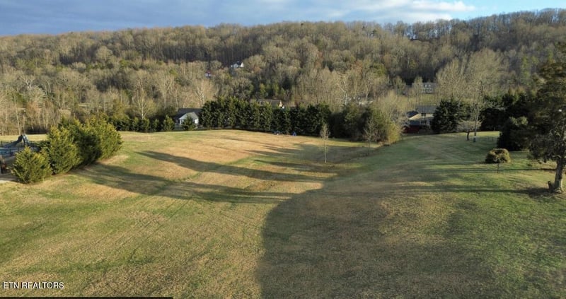145 Old Farm Rd, Lenoir City, TN 37771