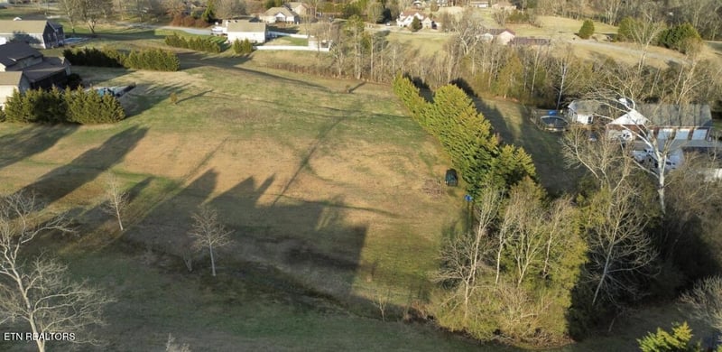145 Old Farm Rd, Lenoir City, TN 37771