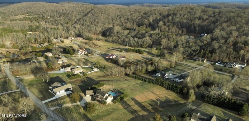 145 Old Farm Rd, Lenoir City, TN 37771