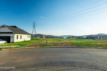145 Purple Iris Pl, Loudon, TN 37774