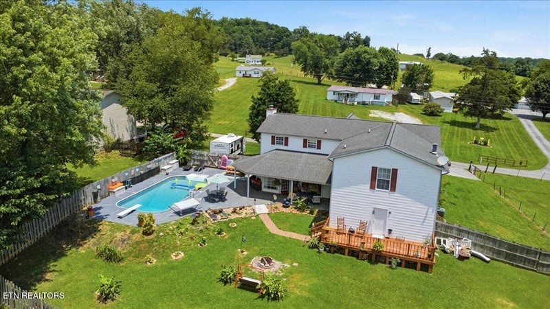 146 Crescent Ln, Jacksboro, TN 37757