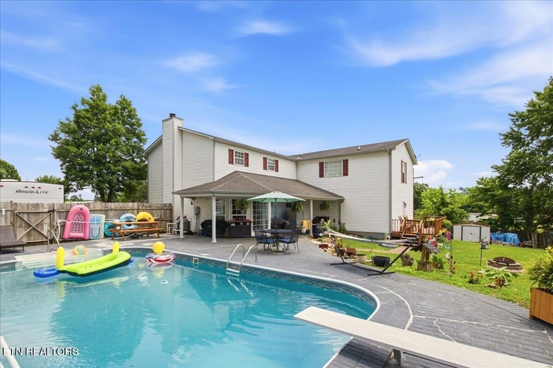 146 Crescent Ln, Jacksboro, TN 37757
