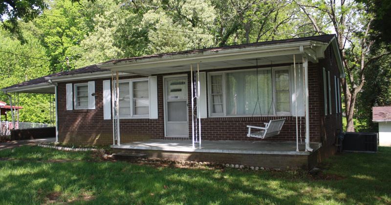 146 Hamilton Ave, Lenoir City, TN 37771