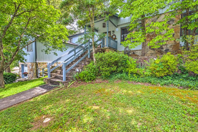 146 Hendrix Dr, Oak Ridge, TN 37830