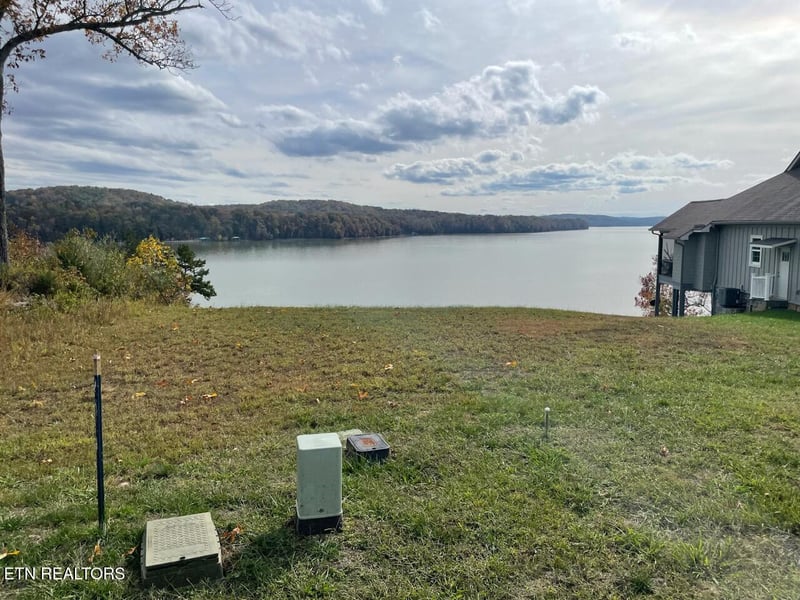 147 Docks Of The Bay Dr, Harriman, TN 37748