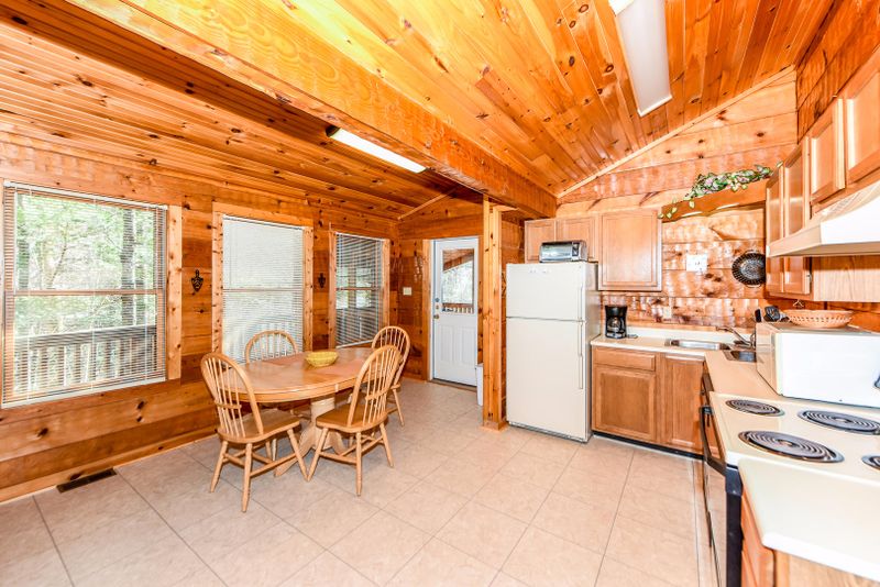 148 Sequoyah Village Rd, Townsend, TN 37882
