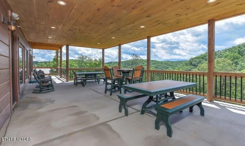 1481 Sleepy Valley Ln, Sevierville, TN 37876
