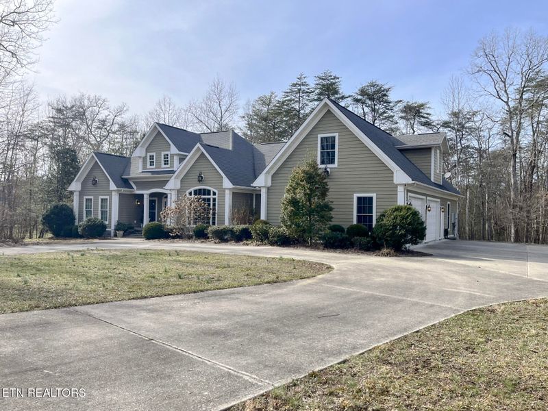 1484 E Deer Creek Dr, Crossville, TN 38571
