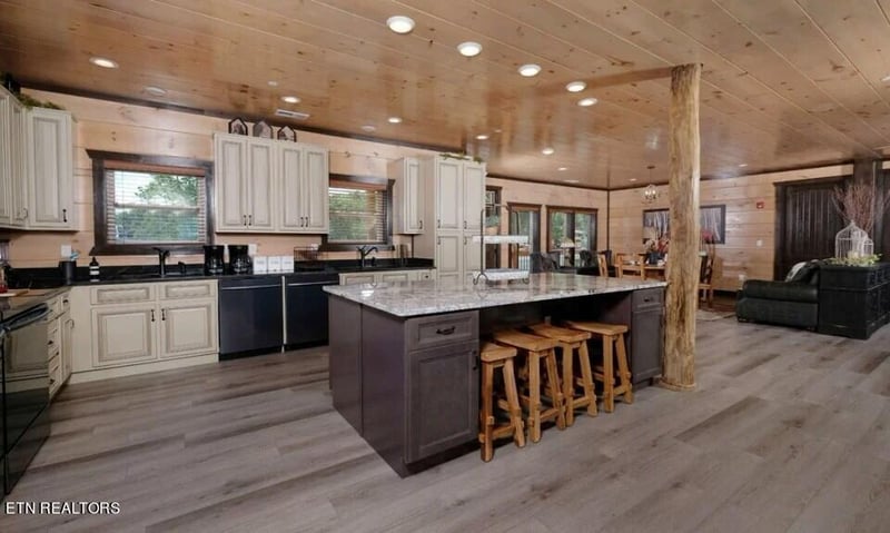 1486 Sleepy Valley Ln, Sevierville, TN 37876