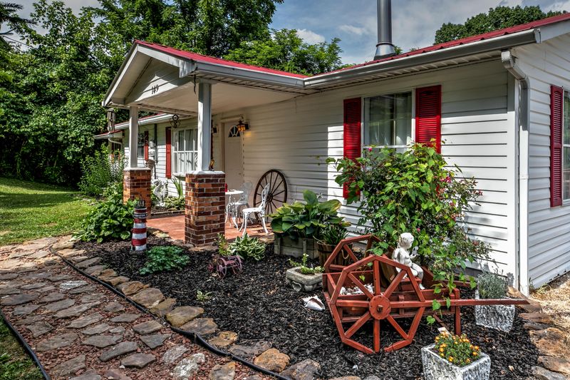 149 Lakeview Ln, Jacksboro, TN 37757