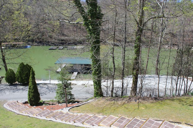 149 Satellite Ln, Jacksboro, TN 37757