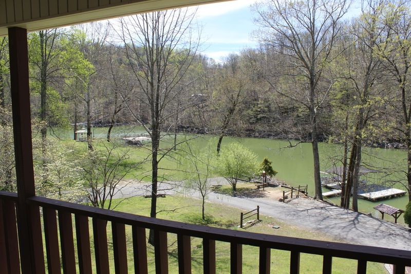 149 Satellite Ln, Jacksboro, TN 37757