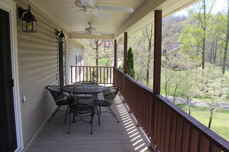 149 Satellite Ln, Jacksboro, TN 37757