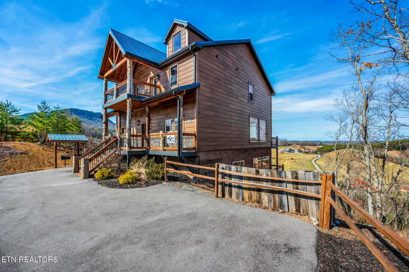 1490 Sleepy Valley Ln, Sevierville, TN 37876