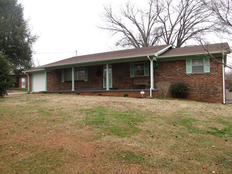 1490 Spring Rd, Lenoir City, TN 37771