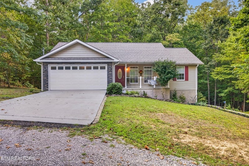 15 Hipswell Ct, Crossville, TN 38558