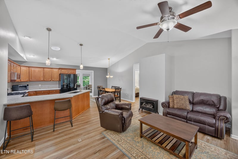 15 Hipswell Ct, Crossville, TN 38558