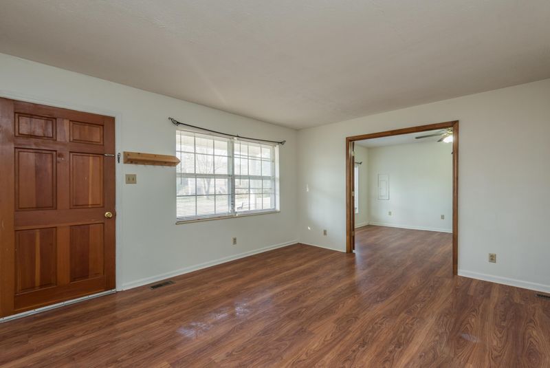 15 Lind Pl, Oak Ridge, TN 37830