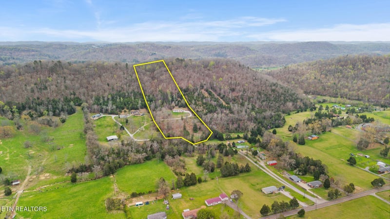 150 E Raccoon Valley Dr, Heiskell, TN 37754
