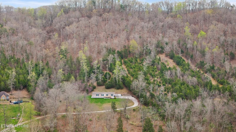 150 E Raccoon Valley Dr, Heiskell, TN 37754